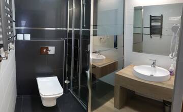 Фото номера Номер Делюкс с кроватью размера «queen-size» Отель Hotel Bursztynowy г. Józefów na Wisłą 5