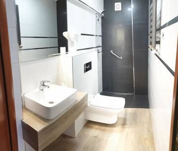 Фото номера Просторный двухместный номер с 2 отдельными кроватями Отель Hotel Bursztynowy г. Józefów na Wisłą 3