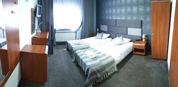 Фото номера Двухместный номер Делюкс с 2 отдельными кроватями Отель Hotel Bursztynowy г. Józefów na Wisłą 2