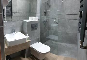 Фото номера Трехместный номер с окном Отель Hotel Bursztynowy г. Józefów na Wisłą 2