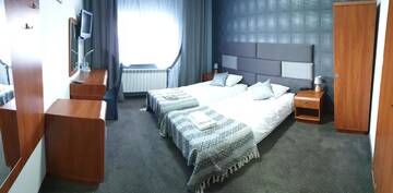 Фото номера Двухместный номер Делюкс с 2 отдельными кроватями Отель Hotel Bursztynowy г. Józefów na Wisłą 3