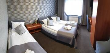 Фото номера Трехместный номер с окном Отель Hotel Bursztynowy г. Józefów na Wisłą 3