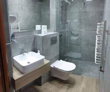 Фото номера Трехместный номер с видом на город Отель Hotel Bursztynowy г. Józefów na Wisłą 3
